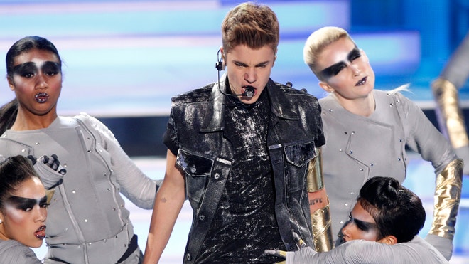 justin bieber performing 660 retuers.JPG